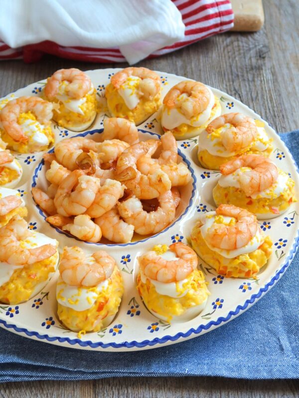 Huevos rellenos con gambas al ajillo