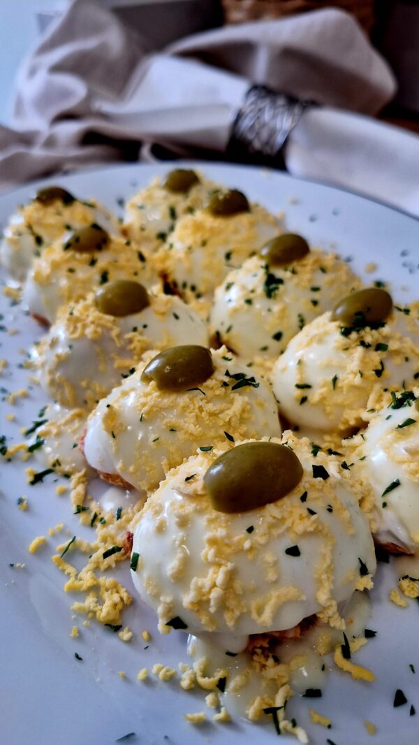 Huevos rellenos de atún