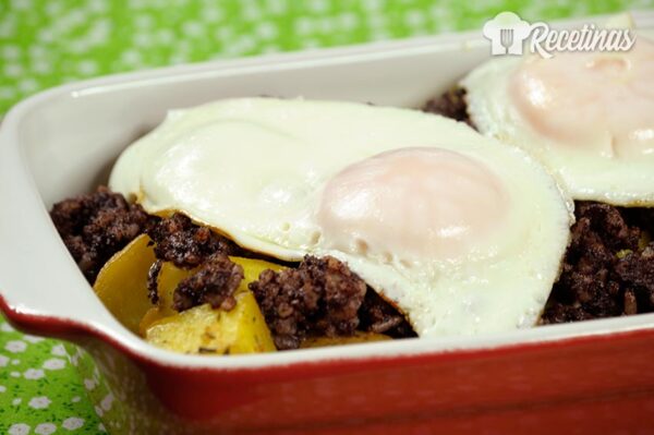 Huevos rotos con morcilla y patatas asadas