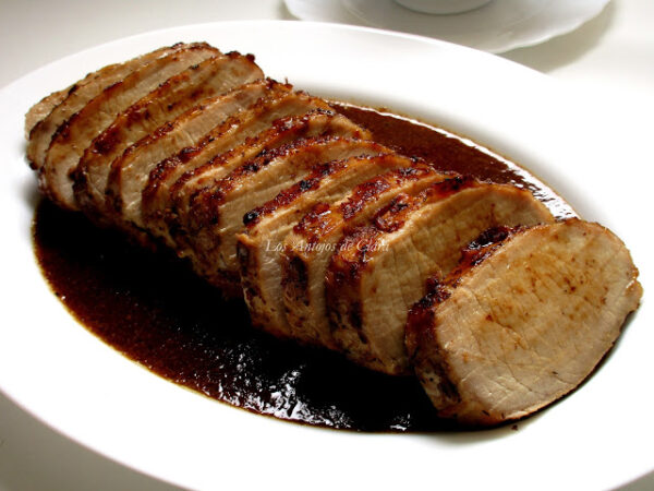 Lomo de cerdo al horno con salsa de vino y ciruelas pasas