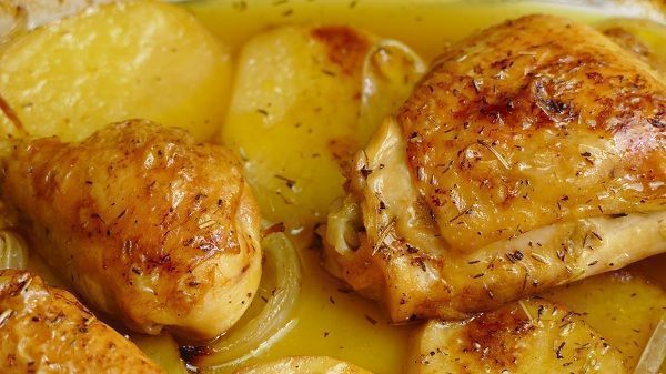 MUSLOS DE POLLO AL HORNO CON VERDURAS Y PATATAS