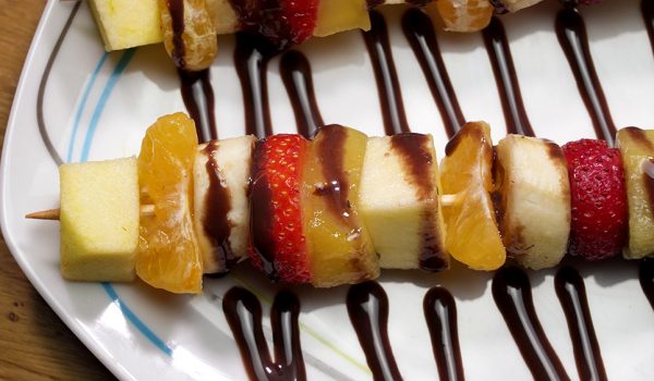 BROCHETAS DE FRUTA CON CHOCOLATE