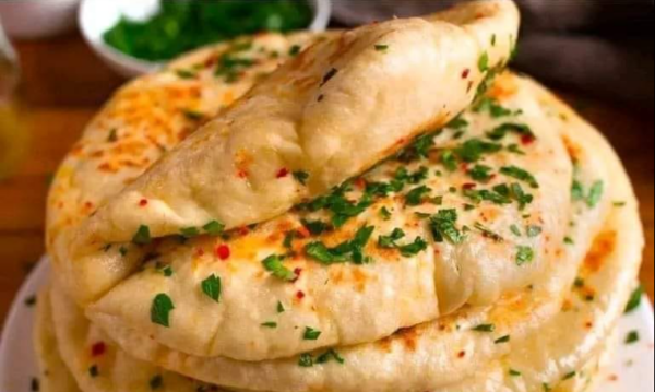 Pan de leche turco en una sartén