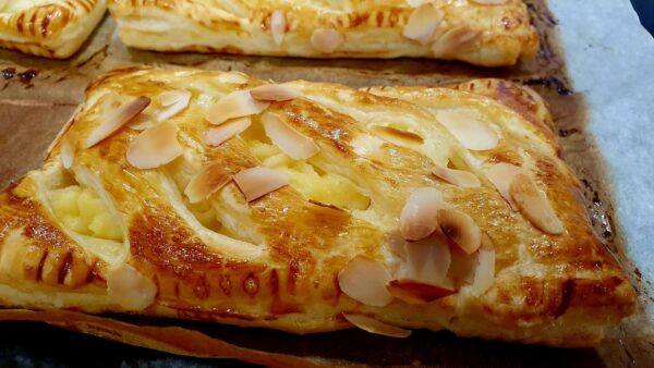 Pasteles de hojaldre con crema de limón