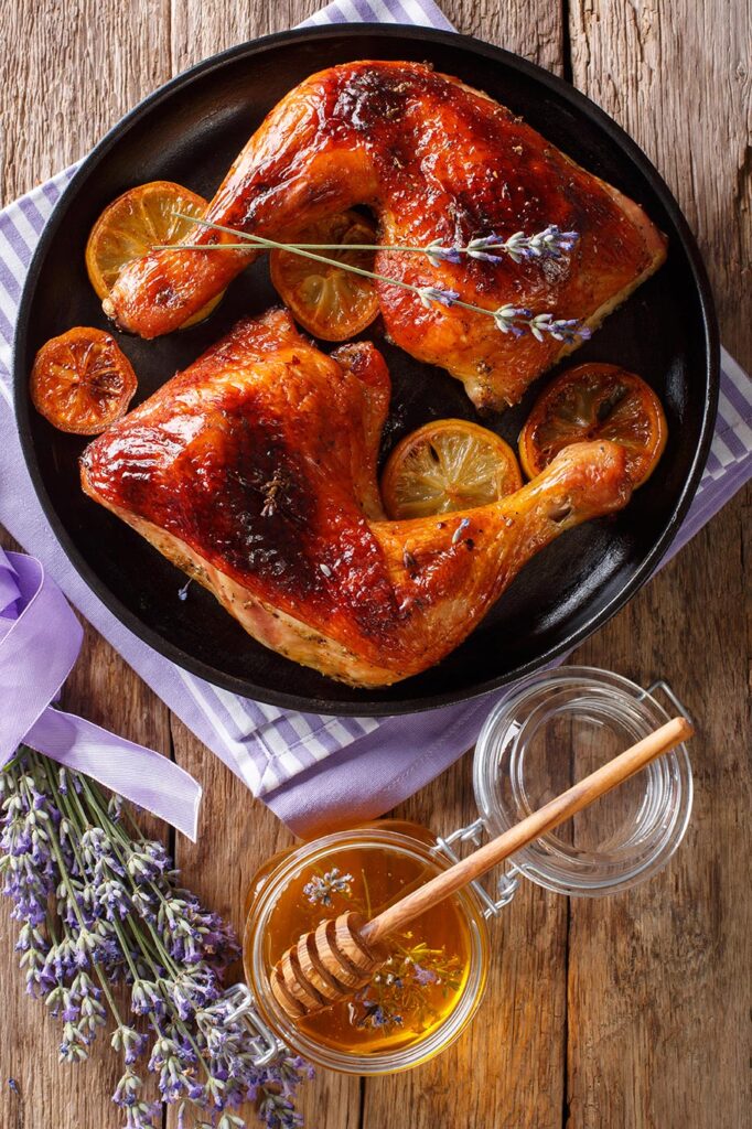 Vista del pollo asado con miel