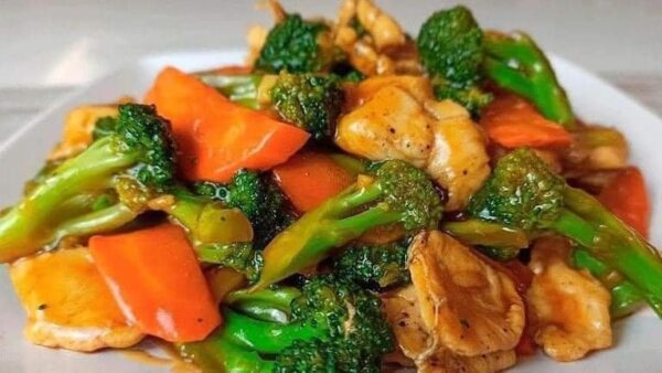 Pollo salteado con Vegetales: Receta Saludable y Fácil de Hacer 👌