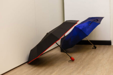 Por qué da mala suerte abrir un paraguas en casa