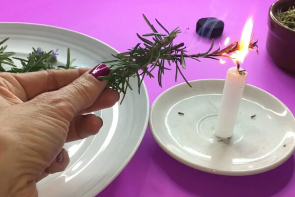 Quemar romero limpia y purifica tu casa