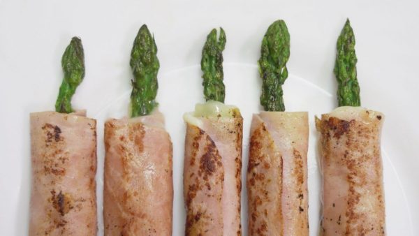 ESPÁRRAGOS VERDES TRIGUEROS CON JAMÓN YORK Y QUESO