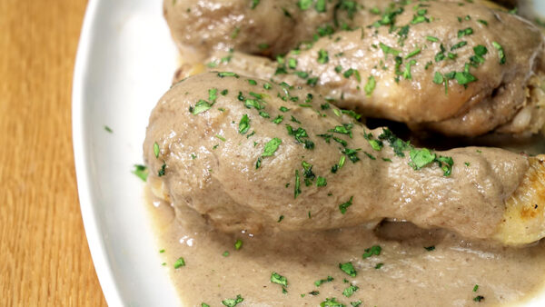 MUSLOS DE POLLO CON SALSA DE CHAMPIÑONES