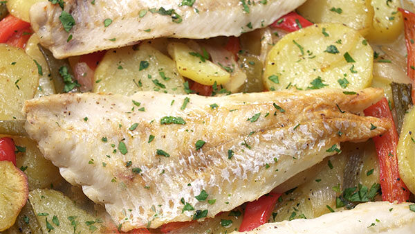 MERLUZA AL HORNO CON PATATAS Y PIMIENTOS