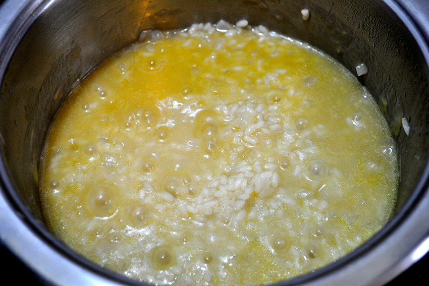 Arroz con el vino blanco en la cazuela