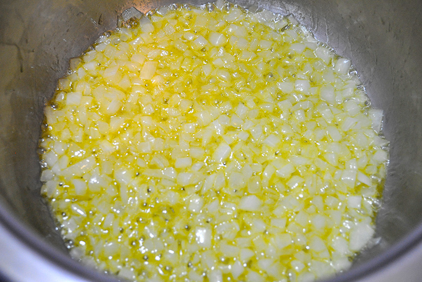 Cebolla pochada con mantequilla en la cazuela