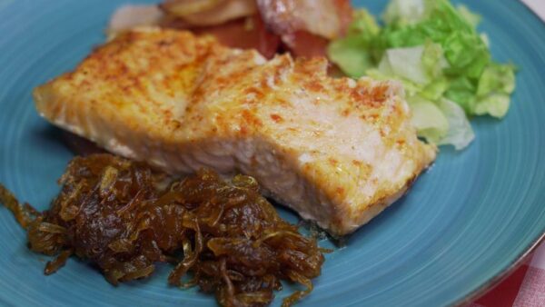 SALMÓN AL HORNO CON BACON Y CEBOLLA CARAMELIZADA