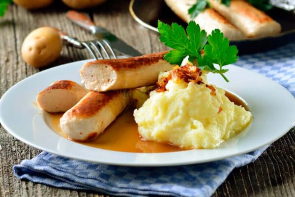 Salchichas con puré en salsa