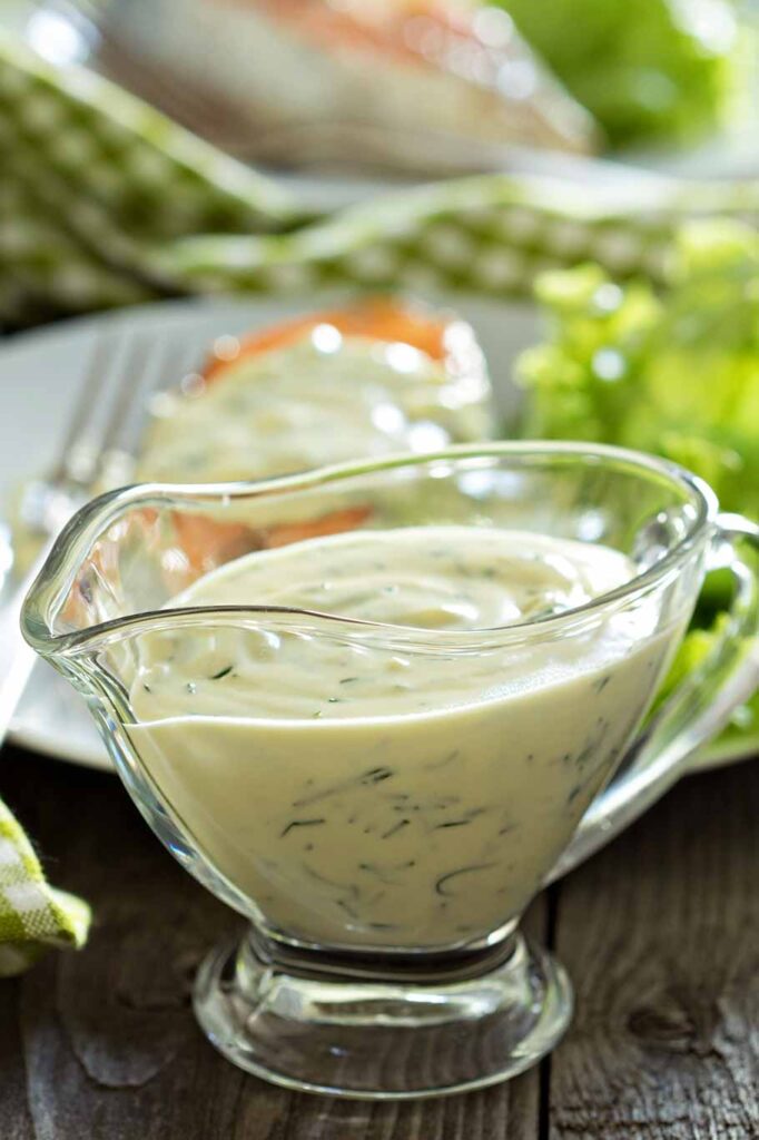 Recipiente con salsa de yogur