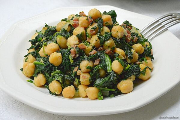 Salteado de garbanzos con espinacas y jamón