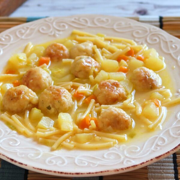 Sopa de pollo con albóndigas