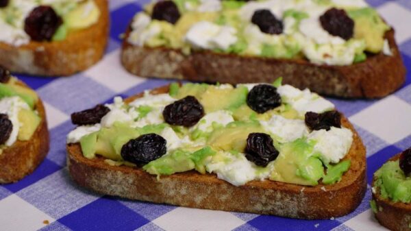 TOSTADAS DE AGUACATE Y QUESO