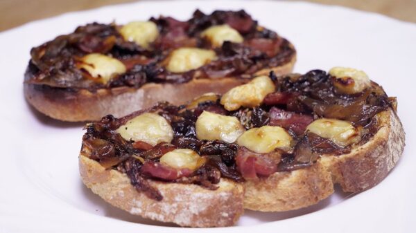 TOSTADAS DE JAMÓN Y QUESO AL HORNO CON CEBOLLA CARAMELIZADA