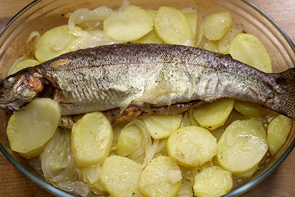 TRUCHA AL HORNO CON PATATAS Y CEBOLLA