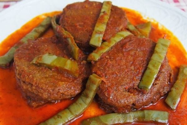 preparación de las tortitas de camarón con nopales