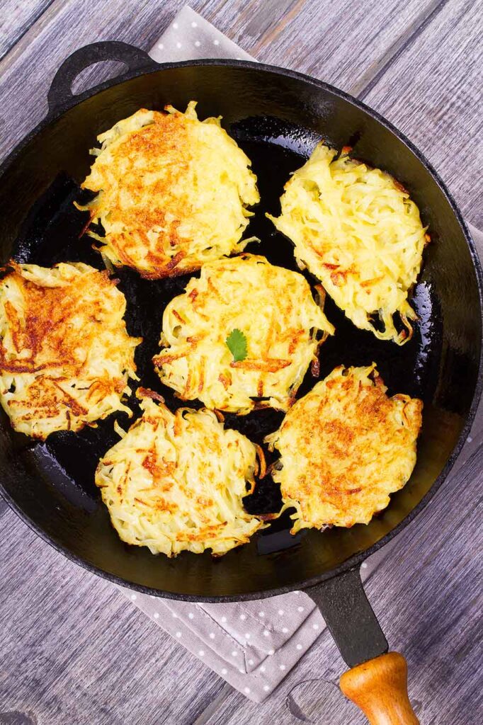 Sartén con tortitas de patata alemanas