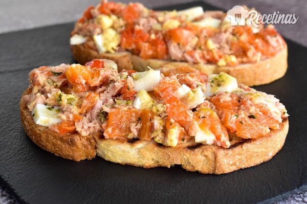Tosta de pimientos con atún y huevo