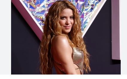 Tremendo galán! Shakira acude muy bien acompañada