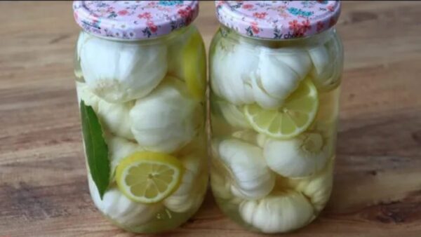 1 citron et gousses d’ail dans un pot : résout un problème hivernal courant