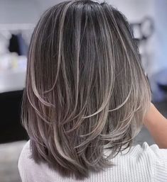 Ceci contient une image de : 50 Medium Haircuts for Women That’ll Be Huge in 2022 - Hair Adviser