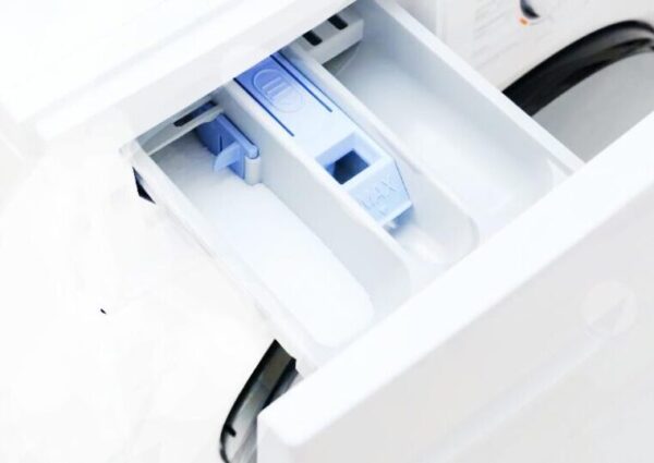 3 gouttes de shampoing dans le tiroir de la machine à laver : le secret des laveries automatiques