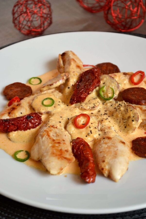 AIGUILLETTES DE POULET, SAUCE CRÉMEUSE AU CHORIZO