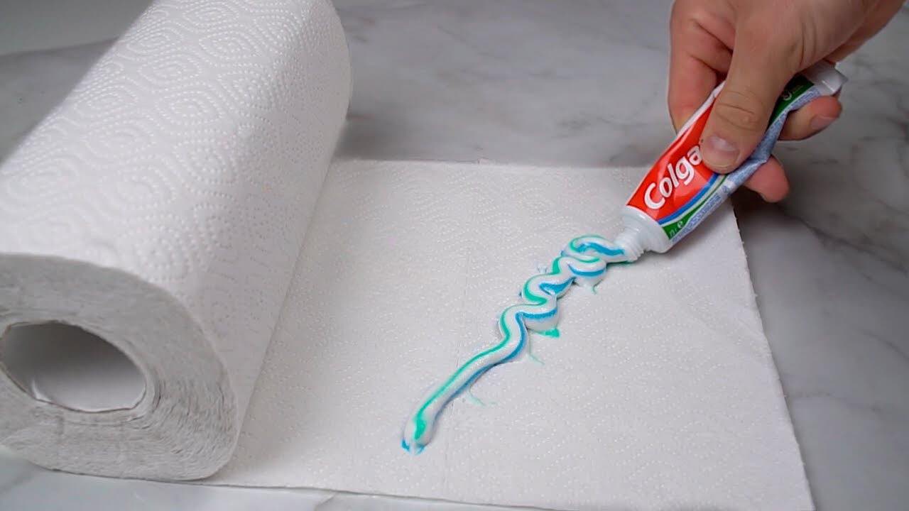Dentifrice sur une serviette en papier