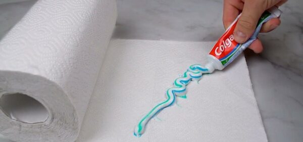 APPLIQUEZ DU DENTIFRICE SUR L’ESSUIE-TOUT ET DÉBARRASSEZ-VOUS DE CET ODIEUX PROBLÈME.