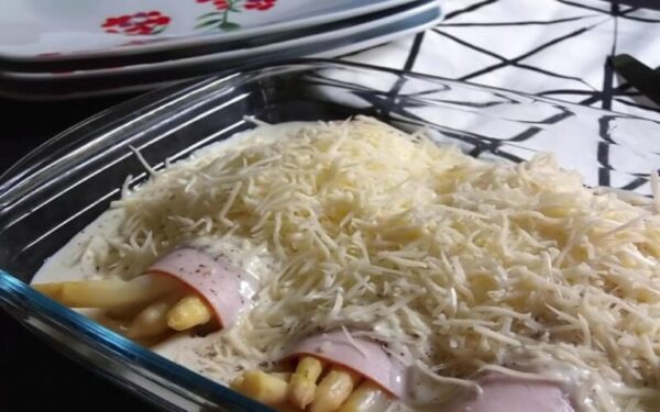 ASPERGES AU JAMBON ET BÉCHAMEL