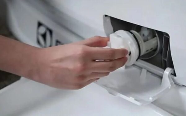 Activez ce commutateur caché sur la machine à laver, toute l’eau sale s’écoule immédiatement