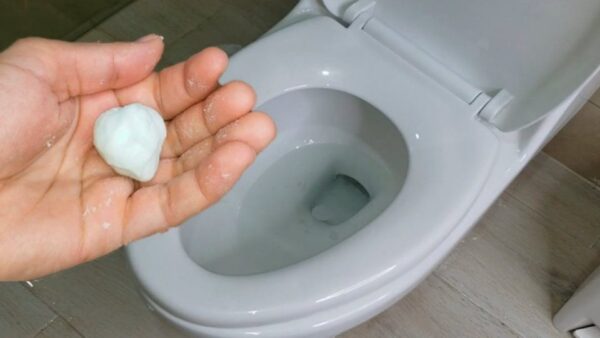 Ajoutez 1 boule dans les toilettes : elle éliminera les odeurs, le calcaire et les taches jaunes.