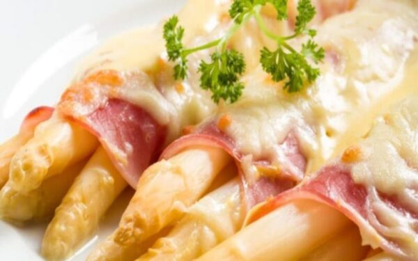 Asperges en gratin avec jambon et gorgonzola