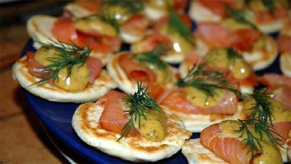 BLINIS ET SAUMON À L’ANETH