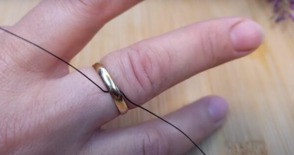 Bague collée au doigt, avec le tour du fil vous la retirez instantanément