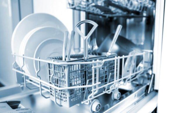 Beaucoup de gens oublient cette étape avant de lancer le lave-vaisselle : faites attention, c’est une erreur très grave.