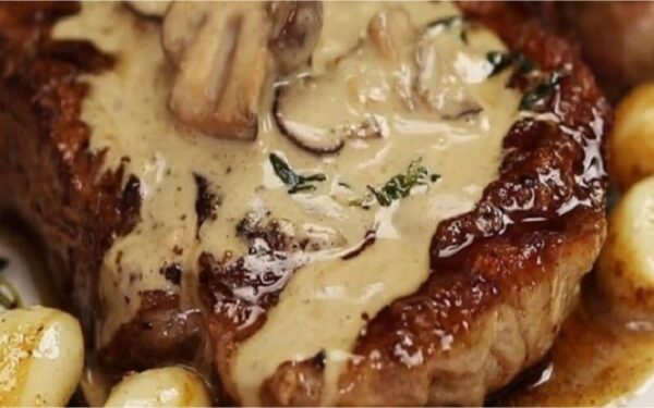 Bifteck poêlé  à l’ail et à la sauce champignons