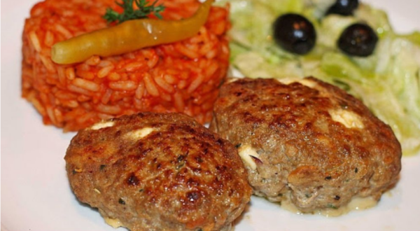 Bifteki avec riz grec à la tomate