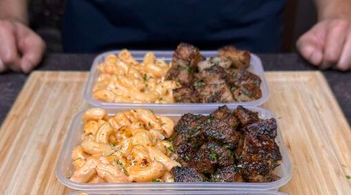 Bouchées de Steak aux Herbes à l’Ail et Mac et Fromage Cajun