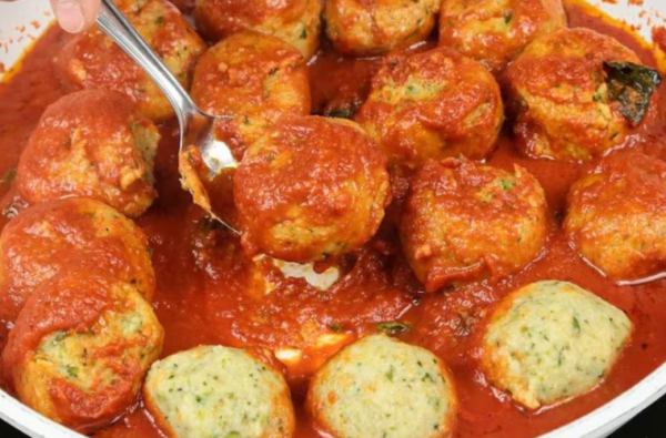 Boulettes de courgettes: la savoureuse recette de plat principal pour les boulettes de courgettes à la sauce tomate