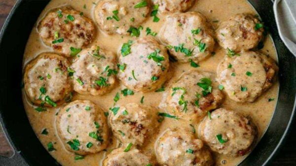 Boulettes de poulet dans une sauce crémeuse, délicieuses même une fois réchauffées