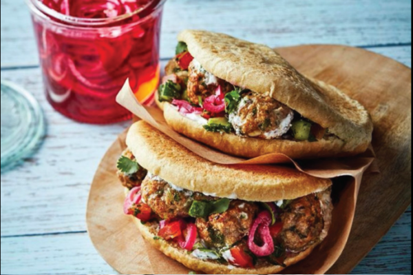 Boulettes de veau dans leur pain pita, salade de tomates et concombre