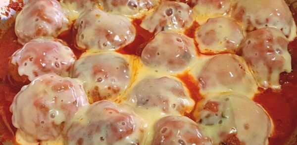Boulettes de viande à la sauce tomate et au fromage fumé : un plat savoureux