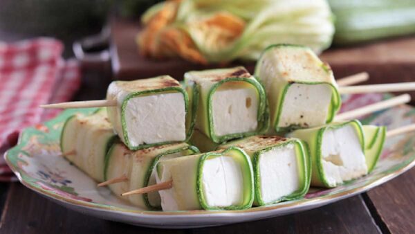 Brochettes de feta et de courgettes, un plat principal végétarien délicieux et facile